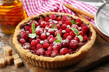 Ahşap arka plan üzerinde taze ahududu ile tart
