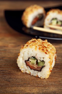 Ahşap masa üzerinde sopa ile rulo yakın çekim