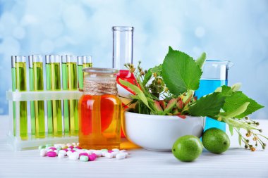 Harç, test tüpleri ve hapları otlar