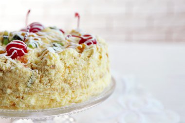 Tereyağı kek kiraz ışık arka plan üzerinde stand ile