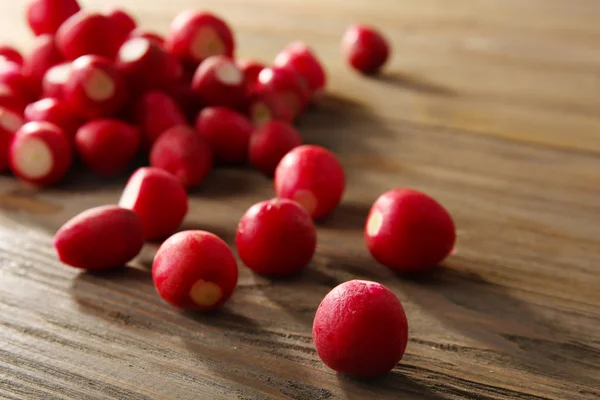 Tas de radis frais sur table en bois fermer le fond — Photo