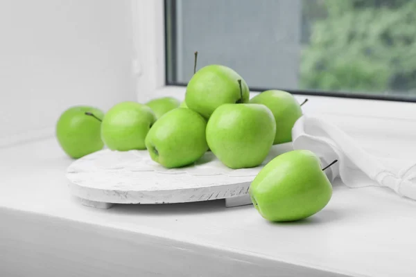 Manzanas verdes en el alféizar de la ventana, primer plano — Foto de Stock