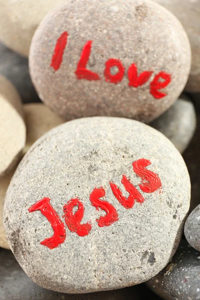 Pebbles com inscrição Eu amo Jesus, close-up — Fotografia de Stock