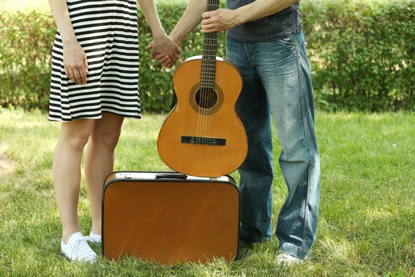 Casal com mala vintage e guitarra — Fotografia de Stock