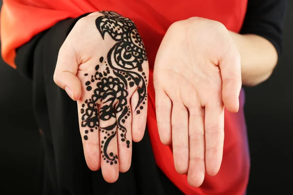 Imagen de henna en mano femenina — Foto de Stock