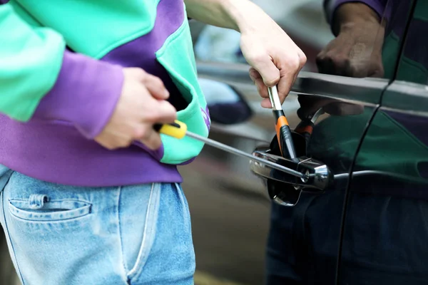 Inbreker steelt auto — Stockfoto