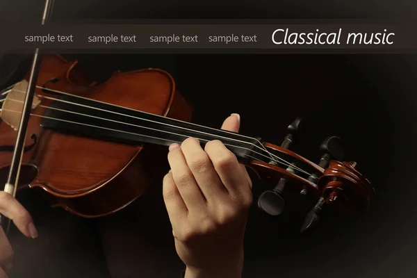 Violinista tocando violín sobre fondo oscuro — Foto de Stock