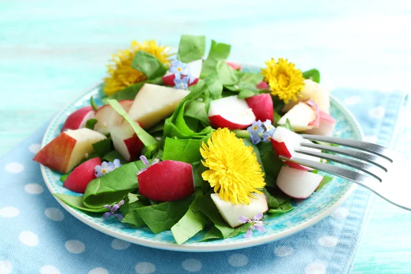 Ensalada orgánica ligera con flores, de cerca —  Fotos de Stock