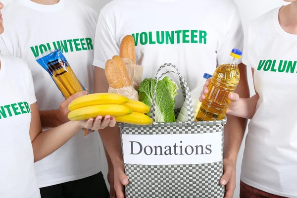 Voluntario sosteniendo bolsa de donación con comida, primer plano — Foto de Stock