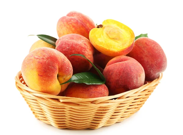 Спелые персики в корзине изолированы на белом — стоковое фото