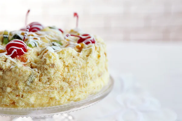 Bolo de manteiga com cerejas em stand, no fundo claro — Fotografia de Stock