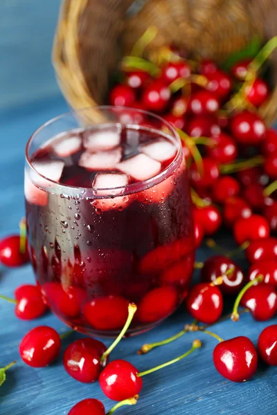 Verre de jus frais aux cerises sur table en bois close up Photo De Stock