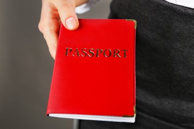 kadın holding pasaportu