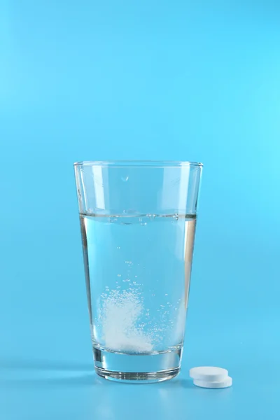Glass of water and pills — Stock Photo, Image