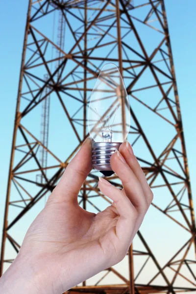 Glödlampa i handen — Stockfoto