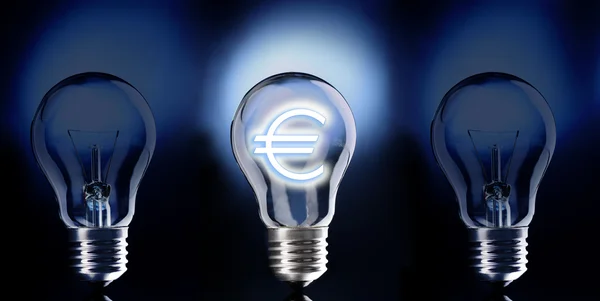 Glühbirne mit Euro-Symbol auf dunklem Hintergrund — Stockfoto