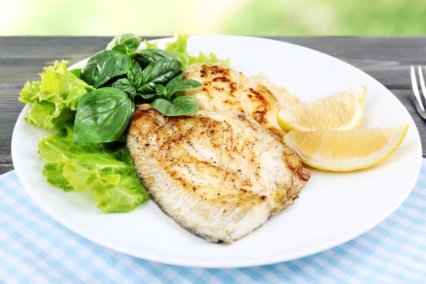 Plato de filete de pescado con verduras — Foto de Stock