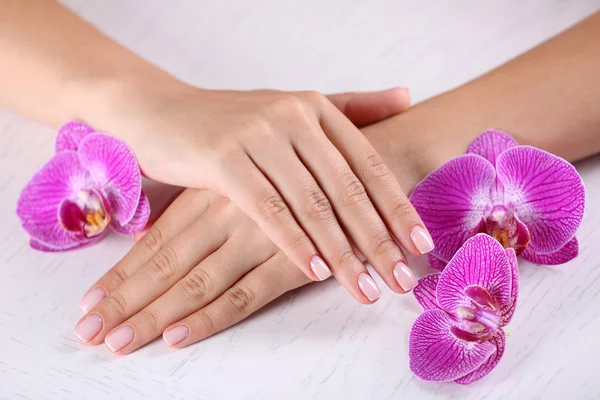 Vrouw handen met Frans manicure — Stockfoto