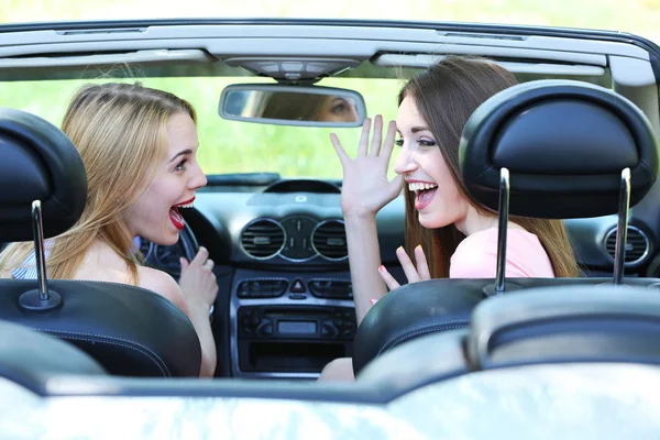 Dos chicas en cabriolet, al aire libre —  Fotos de Stock