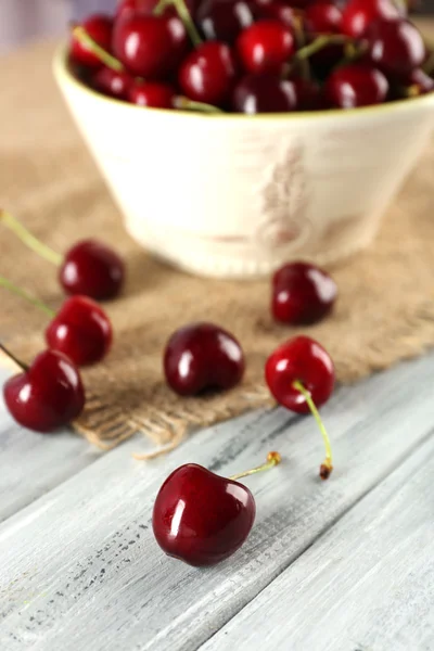 Fresh cherries in bowl — Stock Photo, Image