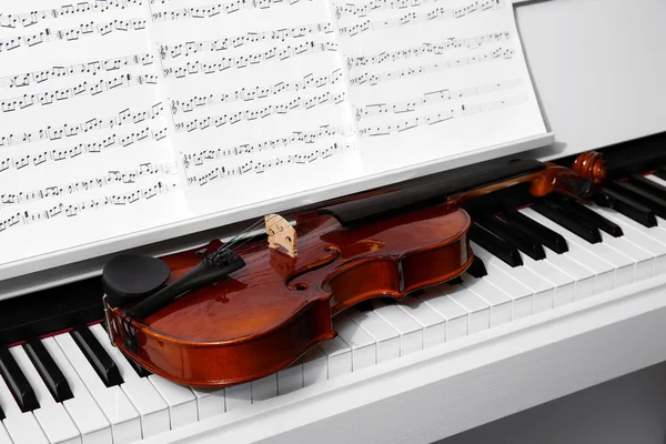 Piano com notas de violino e música — Fotografia de Stock