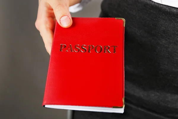 Kvinna anläggning passport — Stockfoto
