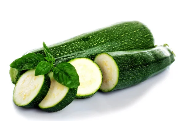 Frische Zucchini mit Basilikum — Stockfoto