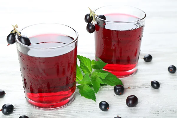 Gläser mit frischem Johannisbeersaft — Stockfoto