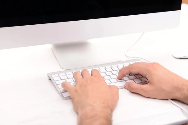 Handen op toetsenbord van de computer — Stockfoto