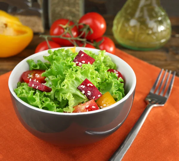 Schüssel mit frischem grünen Salat — Stockfoto