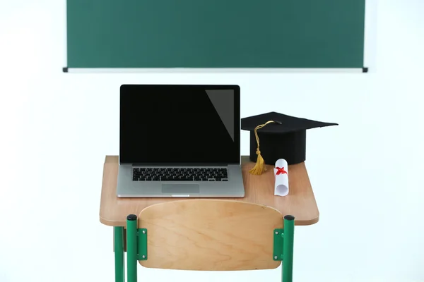 Escrivaninha com laptop — Fotografia de Stock