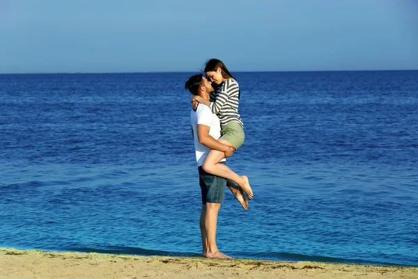 Beau jeune couple sur la plage — Photo