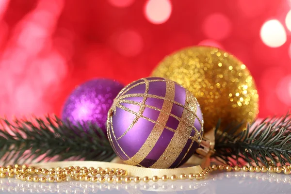 Hermosas bolas de Navidad sobre fondo borroso rojo Fotos de stock libres de derechos