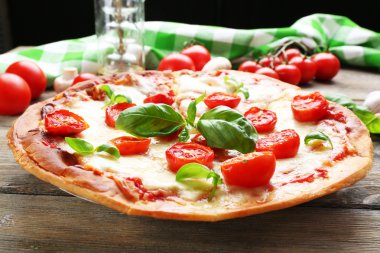 peynir ve domates üzerinde ahşap masa, closeup lezzetli pizza