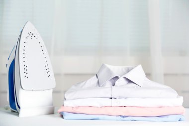 elbise ve kumaş arka plan üzerinde elektrik demir yığını