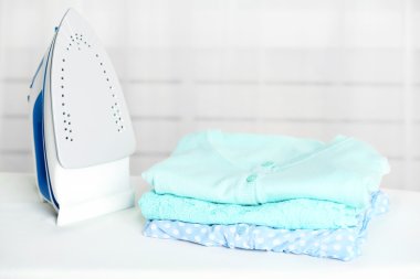 elbise ve kumaş arka plan üzerinde elektrik demir yığını