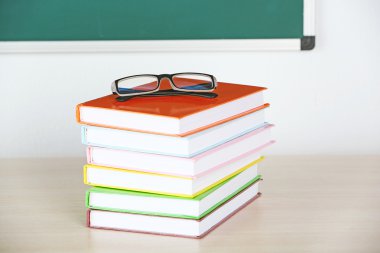 yığın kitap ve gözlük tablo sınıfı