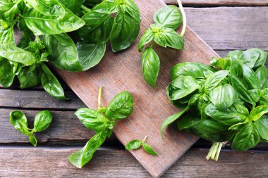 ahşap zemin üzerine yeşil taze fesleğen