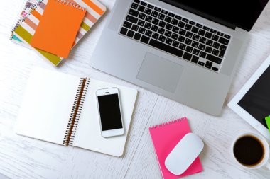 Ofis malzemeleri ve aletler beyaz masada, üst manzara