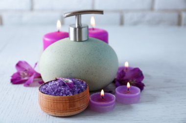 kaplıca tedavisi Beyaz ahşap masa üzerinde güzel kompozisyon