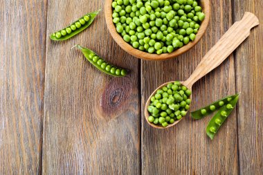 Kase ve tablo kaşık taze yeşil bezelye yakın çekim