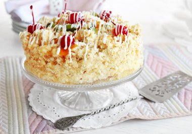 Tereyağı kek kiraz renk ahşap arka plan üzerinde stand ile