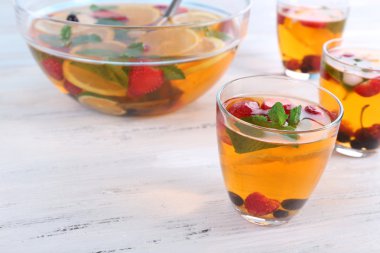 Züccaciye Mağazaları meyveli punch ahşap masa, closeup üzerinde