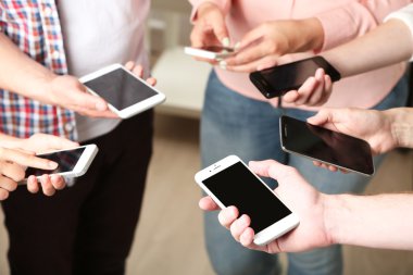Birçok el cep telefonlarını yakın tutuyor.