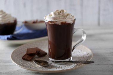 Kahve rengi ahşap zemin üzerine krema ile