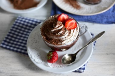 Kahve rengi ahşap arka plan üzerinde krem ve taze çilek ile