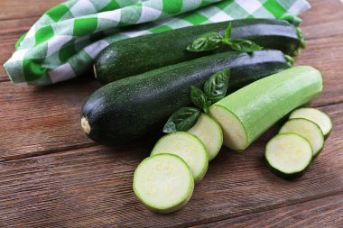 Taze kabak kabak ve ahşap masa üzerinde fesleğen ile yakın çekim