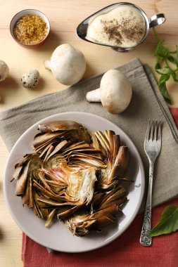 Renk ahşap arka plan üzerinde plaka üzerinde kavrulmuş enginar