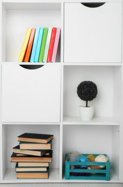 Farklı ev nesnelerle güzel beyaz raflar