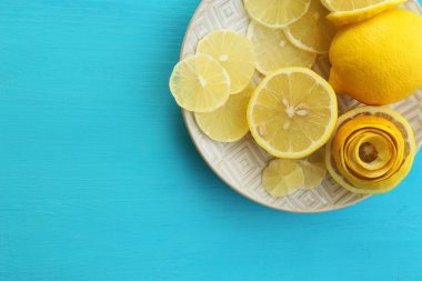 Ahşap masa üzerinde olgunlaşmış limon yakın çekim